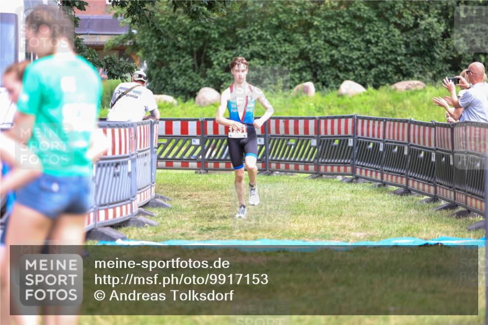 21.06.2026 - 29. Vierlanden-Triathlon Andreas Tolksdorf http://msf.ph/oto/9917153 21.06.2026 15:07:28 Ziel 1251, 1328, 1330 meine-sportfotos.de