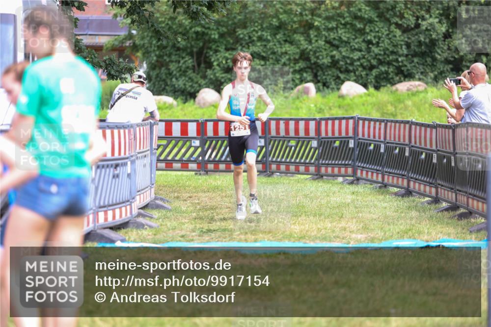 21.06.2026 - 29. Vierlanden-Triathlon Andreas Tolksdorf http://msf.ph/oto/9917154 21.06.2026 15:07:28 Ziel 1251, 1328, 1330 meine-sportfotos.de