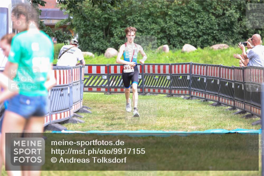 21.06.2026 - 29. Vierlanden-Triathlon Andreas Tolksdorf http://msf.ph/oto/9917155 21.06.2026 15:07:28 Ziel 1251, 1328, 1330 meine-sportfotos.de