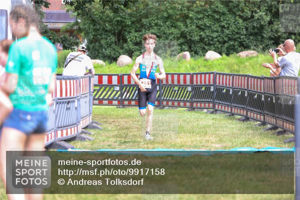21.06.2026 - 29. Vierlanden-Triathlon Andreas Tolksdorf http://msf.ph/oto/9917158 21.06.2026 15:07:28 Ziel 1251, 1328, 1330 meine-sportfotos.de