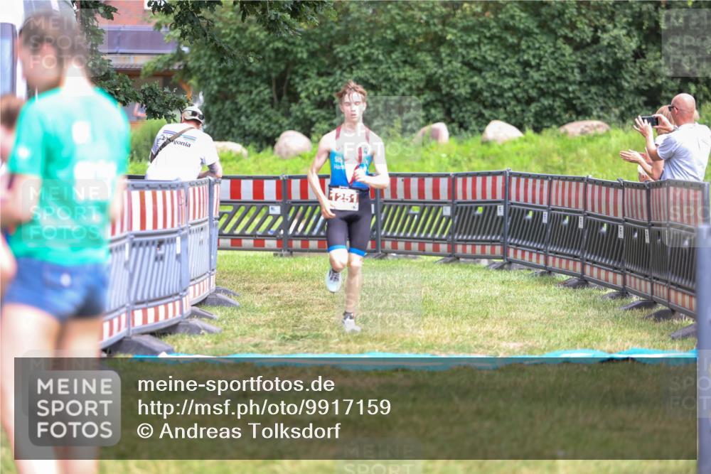 21.06.2026 - 29. Vierlanden-Triathlon Andreas Tolksdorf http://msf.ph/oto/9917159 21.06.2026 15:07:28 Ziel 1251, 1328, 1330 meine-sportfotos.de