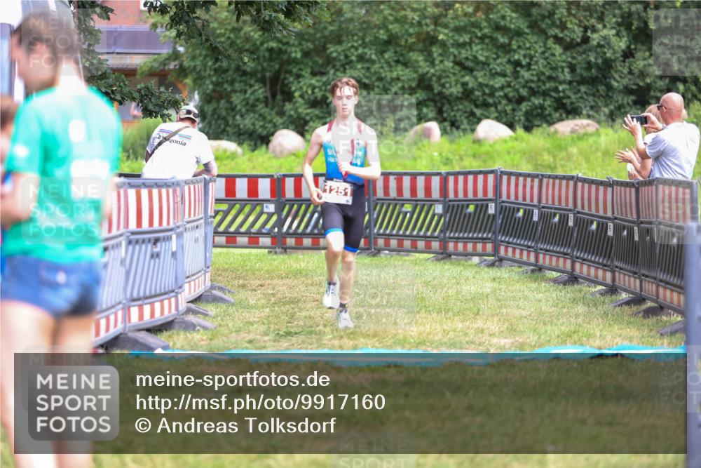 21.06.2026 - 29. Vierlanden-Triathlon Andreas Tolksdorf http://msf.ph/oto/9917160 21.06.2026 15:07:28 Ziel 1251, 1328, 1330 meine-sportfotos.de