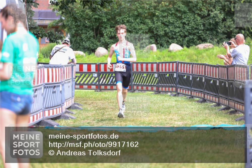 21.06.2026 - 29. Vierlanden-Triathlon Andreas Tolksdorf http://msf.ph/oto/9917162 21.06.2026 15:07:28 Ziel 1251, 1328, 1330 meine-sportfotos.de