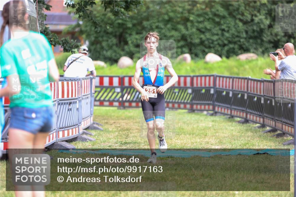 21.06.2026 - 29. Vierlanden-Triathlon Andreas Tolksdorf http://msf.ph/oto/9917163 21.06.2026 15:07:29 Ziel 1251, 1330 meine-sportfotos.de