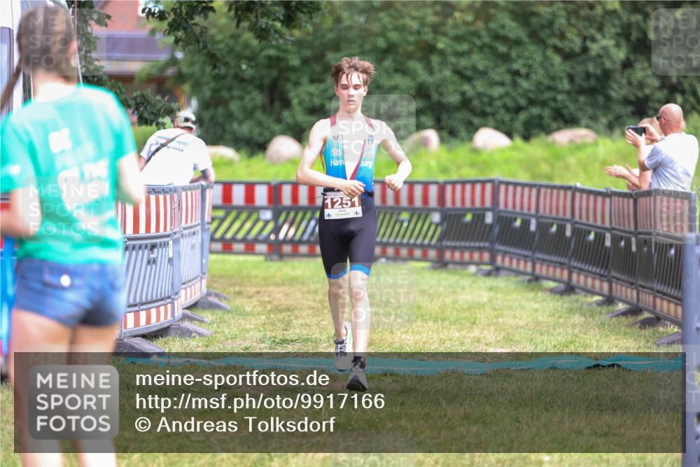 21.06.2026 - 29. Vierlanden-Triathlon Andreas Tolksdorf http://msf.ph/oto/9917166 21.06.2026 15:07:29 Ziel 1251, 1330 meine-sportfotos.de