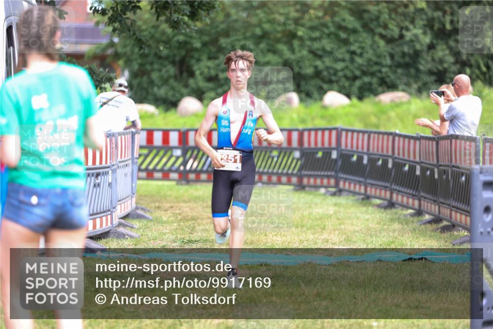 21.06.2026 - 29. Vierlanden-Triathlon Andreas Tolksdorf http://msf.ph/oto/9917169 21.06.2026 15:07:30 Ziel 1251, 1330 meine-sportfotos.de