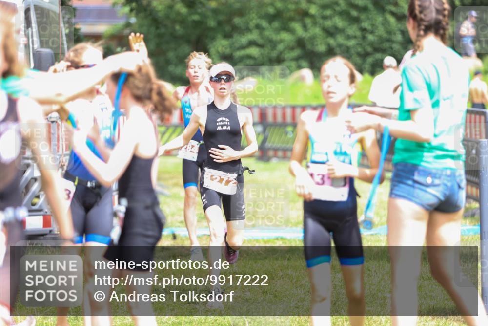 21.06.2026 - 29. Vierlanden-Triathlon Andreas Tolksdorf http://msf.ph/oto/9917222 21.06.2026 15:07:50 Ziel 1272, 1284, 1313, 1333 meine-sportfotos.de