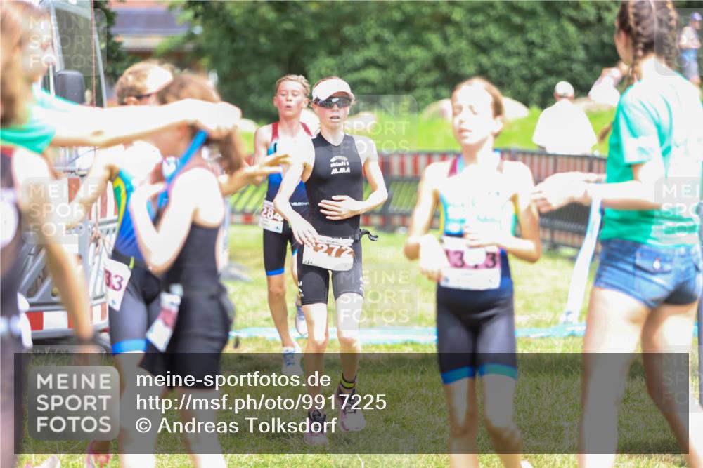 21.06.2026 - 29. Vierlanden-Triathlon Andreas Tolksdorf http://msf.ph/oto/9917225 21.06.2026 15:07:50 Ziel 1272, 1284, 1313, 1333 meine-sportfotos.de