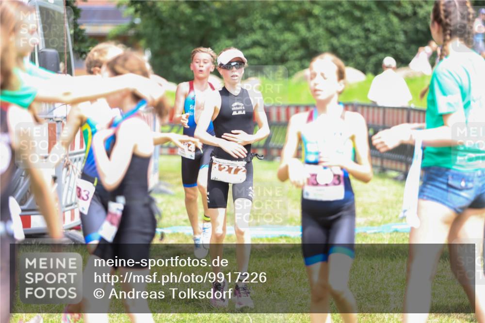21.06.2026 - 29. Vierlanden-Triathlon Andreas Tolksdorf http://msf.ph/oto/9917226 21.06.2026 15:07:50 Ziel 1272, 1284, 1313, 1333 meine-sportfotos.de