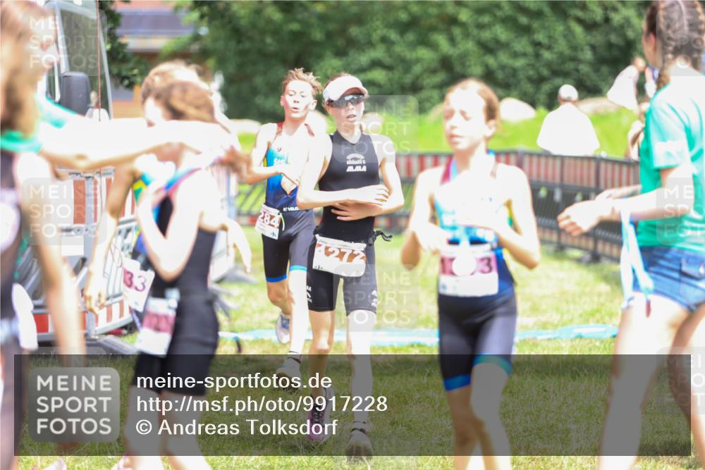 21.06.2026 - 29. Vierlanden-Triathlon Andreas Tolksdorf http://msf.ph/oto/9917228 21.06.2026 15:07:50 Ziel 1272, 1284, 1313, 1333 meine-sportfotos.de