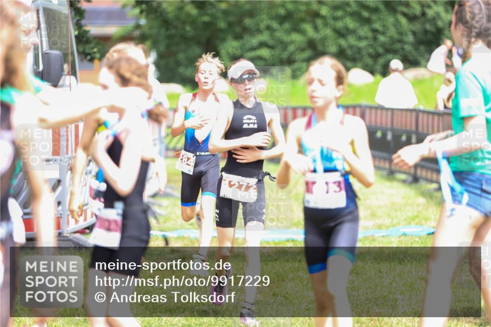21.06.2026 - 29. Vierlanden-Triathlon Andreas Tolksdorf http://msf.ph/oto/9917229 21.06.2026 15:07:50 Ziel 1272, 1284, 1313, 1333 meine-sportfotos.de