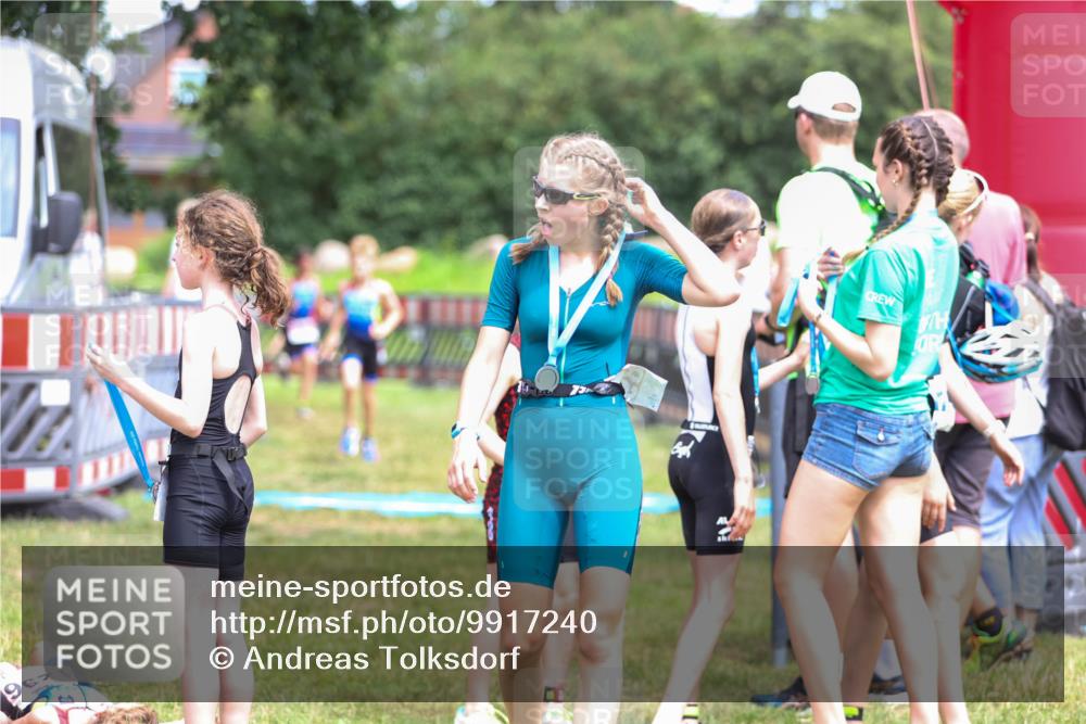 21.06.2026 - 29. Vierlanden-Triathlon Andreas Tolksdorf http://msf.ph/oto/9917240 21.06.2026 15:08:32 Ziel 1300, 1323, 1324 meine-sportfotos.de