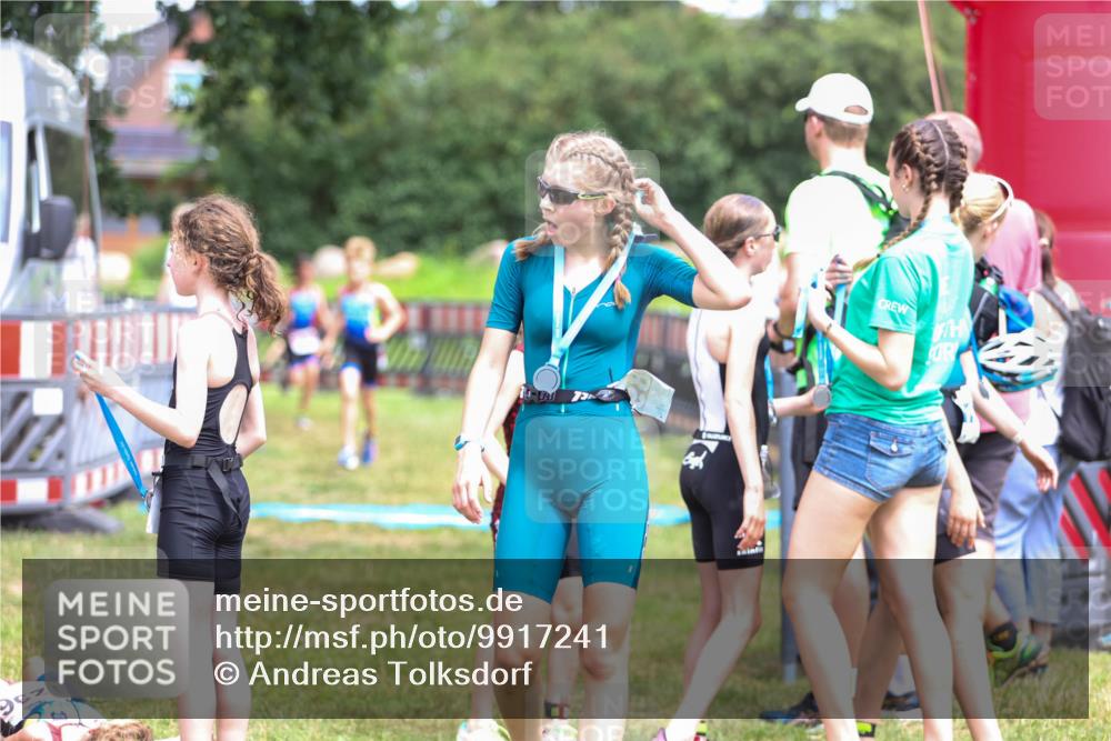 21.06.2026 - 29. Vierlanden-Triathlon Andreas Tolksdorf http://msf.ph/oto/9917241 21.06.2026 15:08:32 Ziel 1300, 1323, 1324 meine-sportfotos.de