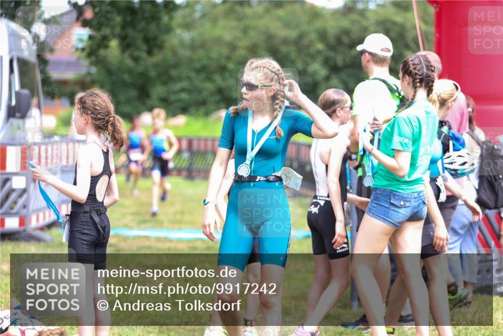 21.06.2026 - 29. Vierlanden-Triathlon Andreas Tolksdorf http://msf.ph/oto/9917242 21.06.2026 15:08:32 Ziel 1300, 1323, 1324 meine-sportfotos.de