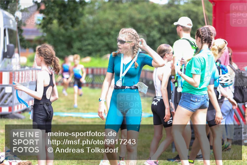21.06.2026 - 29. Vierlanden-Triathlon Andreas Tolksdorf http://msf.ph/oto/9917243 21.06.2026 15:08:32 Ziel 1300, 1323, 1324 meine-sportfotos.de
