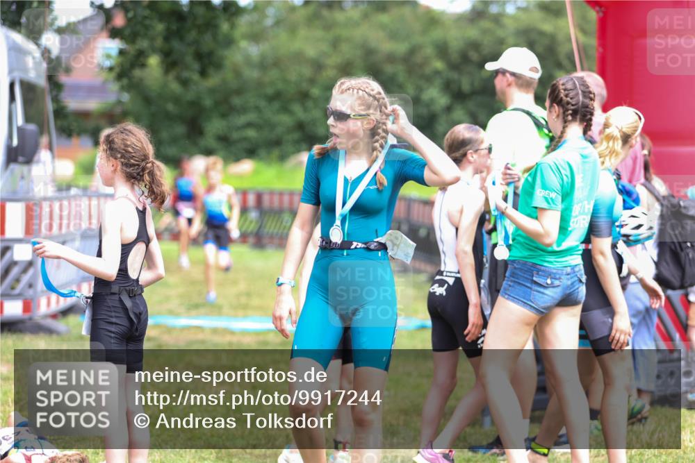 21.06.2026 - 29. Vierlanden-Triathlon Andreas Tolksdorf http://msf.ph/oto/9917244 21.06.2026 15:08:32 Ziel 1300, 1323, 1324 meine-sportfotos.de