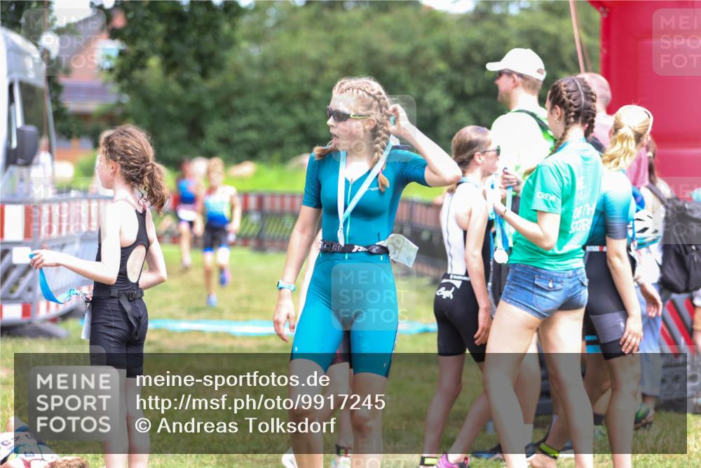 21.06.2026 - 29. Vierlanden-Triathlon Andreas Tolksdorf http://msf.ph/oto/9917245 21.06.2026 15:08:32 Ziel 1300, 1323, 1324 meine-sportfotos.de