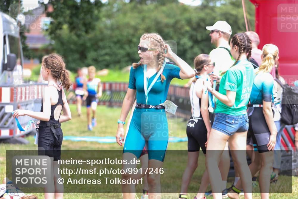 21.06.2026 - 29. Vierlanden-Triathlon Andreas Tolksdorf http://msf.ph/oto/9917246 21.06.2026 15:08:32 Ziel 1300, 1323, 1324 meine-sportfotos.de