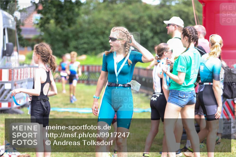 21.06.2026 - 29. Vierlanden-Triathlon Andreas Tolksdorf http://msf.ph/oto/9917247 21.06.2026 15:08:32 Ziel 1300, 1323, 1324 meine-sportfotos.de