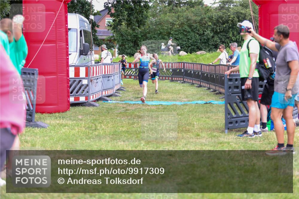 21.06.2026 - 29. Vierlanden-Triathlon Andreas Tolksdorf http://msf.ph/oto/9917309 21.06.2026 15:09:49 Ziel 1293, 1319, 1322 meine-sportfotos.de