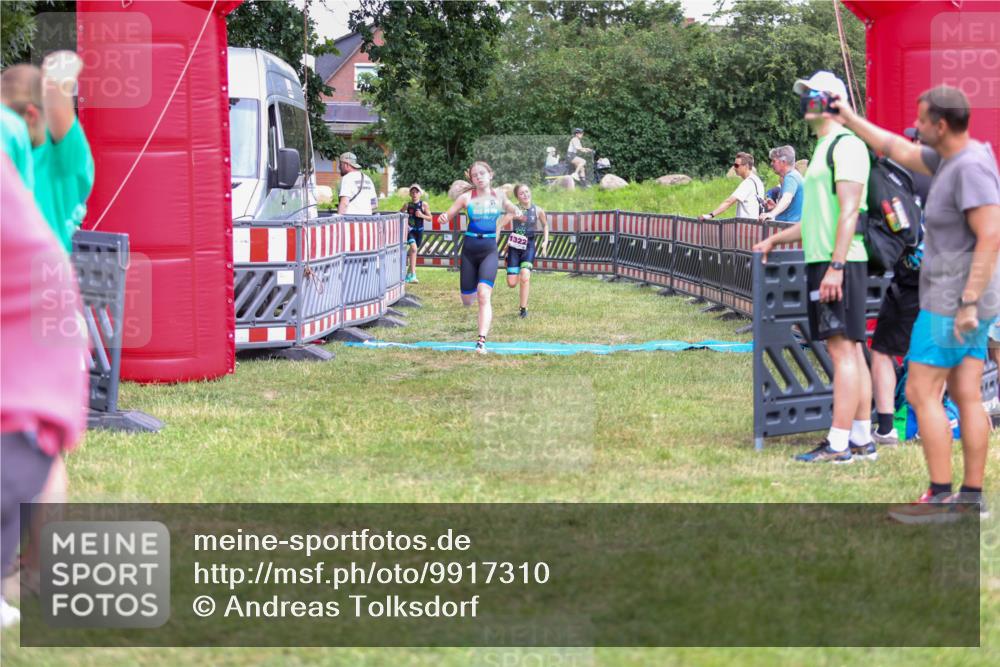 21.06.2026 - 29. Vierlanden-Triathlon Andreas Tolksdorf http://msf.ph/oto/9917310 21.06.2026 15:09:49 Ziel 1293, 1319, 1322 meine-sportfotos.de