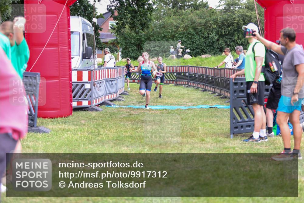 21.06.2026 - 29. Vierlanden-Triathlon Andreas Tolksdorf http://msf.ph/oto/9917312 21.06.2026 15:09:49 Ziel 1293, 1319, 1322 meine-sportfotos.de