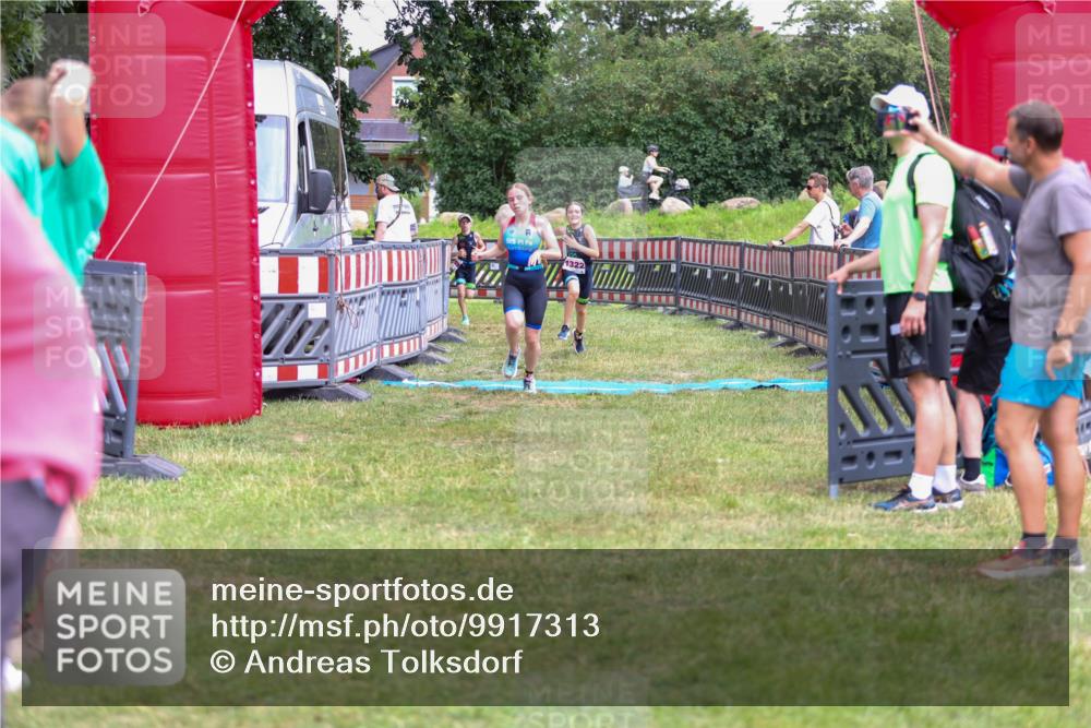 21.06.2026 - 29. Vierlanden-Triathlon Andreas Tolksdorf http://msf.ph/oto/9917313 21.06.2026 15:09:49 Ziel 1293, 1319, 1322 meine-sportfotos.de