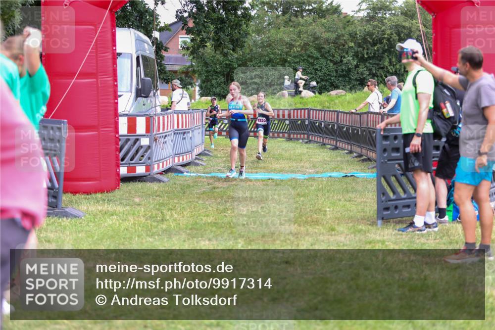 21.06.2026 - 29. Vierlanden-Triathlon Andreas Tolksdorf http://msf.ph/oto/9917314 21.06.2026 15:09:49 Ziel 1293, 1319, 1322 meine-sportfotos.de