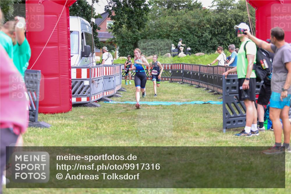 21.06.2026 - 29. Vierlanden-Triathlon Andreas Tolksdorf http://msf.ph/oto/9917316 21.06.2026 15:09:49 Ziel 1293, 1319, 1322 meine-sportfotos.de