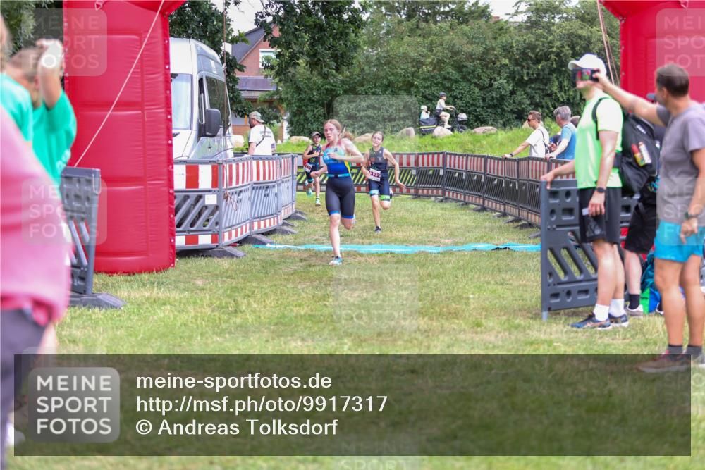 21.06.2026 - 29. Vierlanden-Triathlon Andreas Tolksdorf http://msf.ph/oto/9917317 21.06.2026 15:09:49 Ziel 1293, 1319, 1322 meine-sportfotos.de