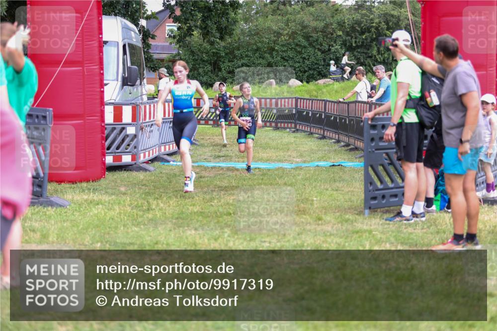 21.06.2026 - 29. Vierlanden-Triathlon Andreas Tolksdorf http://msf.ph/oto/9917319 21.06.2026 15:09:50 Ziel 1293, 1319, 1322 meine-sportfotos.de