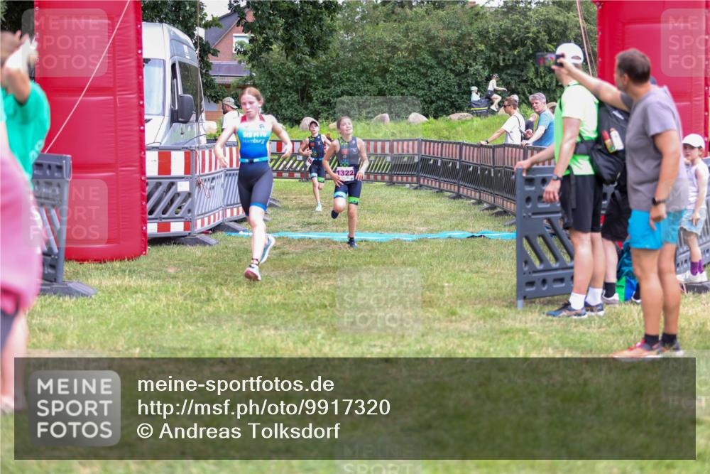 21.06.2026 - 29. Vierlanden-Triathlon Andreas Tolksdorf http://msf.ph/oto/9917320 21.06.2026 15:09:50 Ziel 1293, 1319, 1322 meine-sportfotos.de