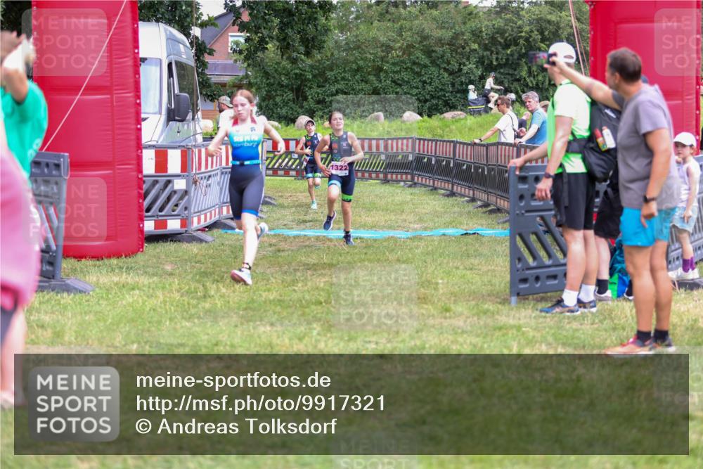 21.06.2026 - 29. Vierlanden-Triathlon Andreas Tolksdorf http://msf.ph/oto/9917321 21.06.2026 15:09:50 Ziel 1293, 1319, 1322 meine-sportfotos.de
