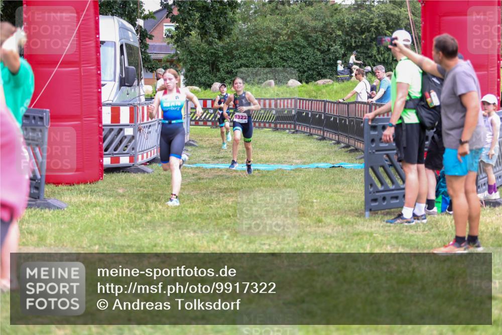 21.06.2026 - 29. Vierlanden-Triathlon Andreas Tolksdorf http://msf.ph/oto/9917322 21.06.2026 15:09:50 Ziel 1293, 1319, 1322 meine-sportfotos.de