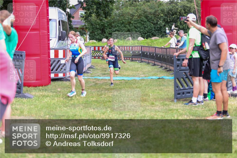 21.06.2026 - 29. Vierlanden-Triathlon Andreas Tolksdorf http://msf.ph/oto/9917326 21.06.2026 15:09:50 Ziel 1293, 1319, 1322 meine-sportfotos.de