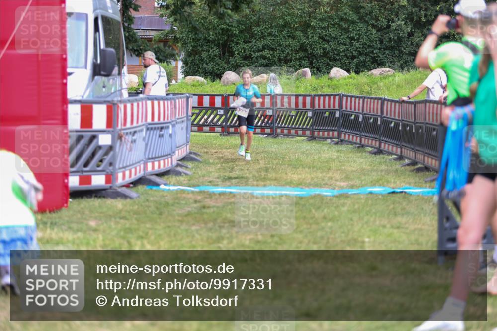 21.06.2026 - 29. Vierlanden-Triathlon Andreas Tolksdorf http://msf.ph/oto/9917331 21.06.2026 15:10:09 Ziel 1282 meine-sportfotos.de