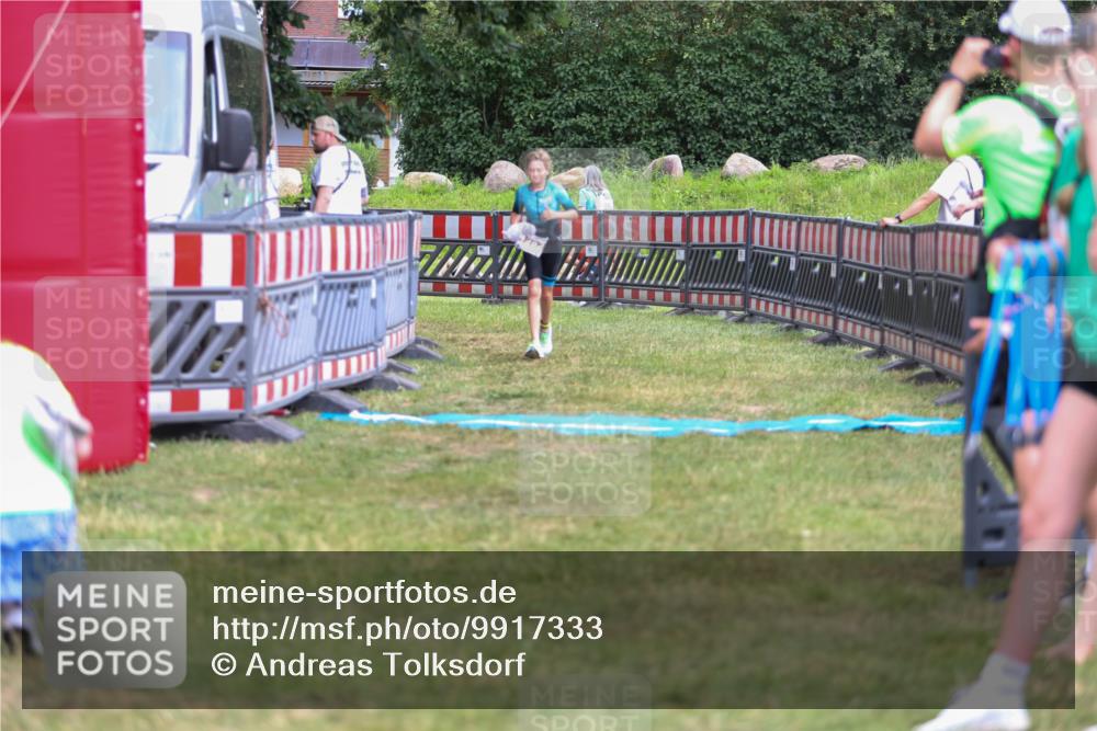 21.06.2026 - 29. Vierlanden-Triathlon Andreas Tolksdorf http://msf.ph/oto/9917333 21.06.2026 15:10:09 Ziel 1282 meine-sportfotos.de