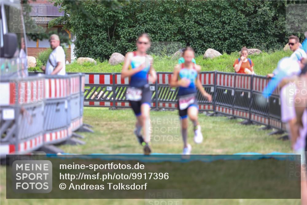 21.06.2026 - 29. Vierlanden-Triathlon Andreas Tolksdorf http://msf.ph/oto/9917396 21.06.2026 15:10:43 Ziel 1233, 1267, 1273, 1304, 1305 meine-sportfotos.de