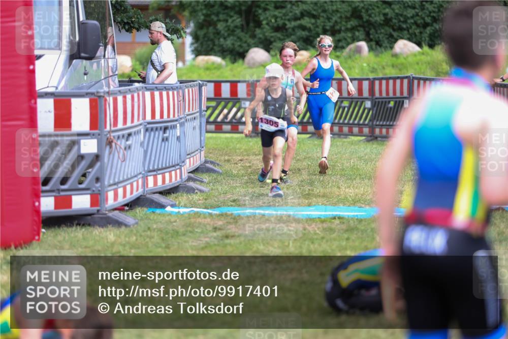 21.06.2026 - 29. Vierlanden-Triathlon Andreas Tolksdorf http://msf.ph/oto/9917401 21.06.2026 15:10:50 Ziel 1233, 1273, 1305, 1311, 1321 meine-sportfotos.de