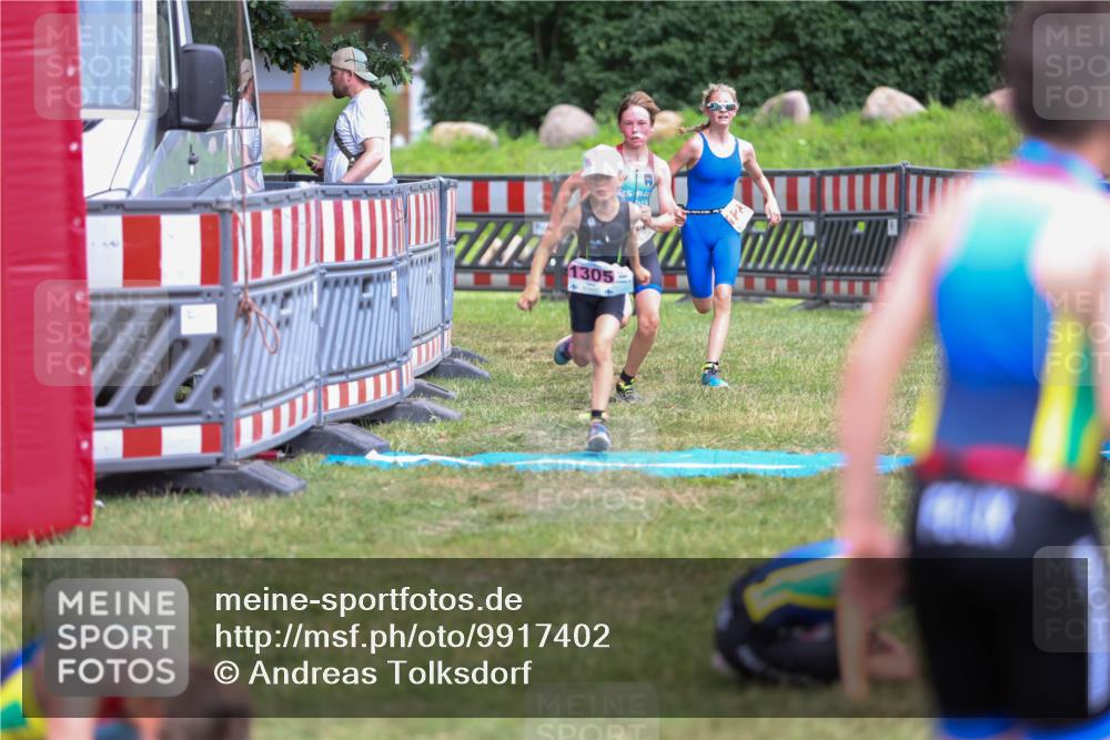 21.06.2026 - 29. Vierlanden-Triathlon Andreas Tolksdorf http://msf.ph/oto/9917402 21.06.2026 15:10:50 Ziel 1233, 1273, 1305, 1311, 1321 meine-sportfotos.de
