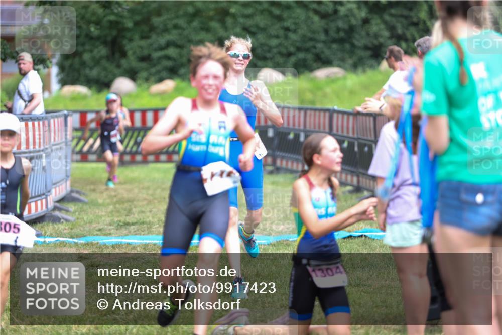 21.06.2026 - 29. Vierlanden-Triathlon Andreas Tolksdorf http://msf.ph/oto/9917423 21.06.2026 15:10:52 Ziel 1233, 1273, 1305, 1311, 1321 meine-sportfotos.de
