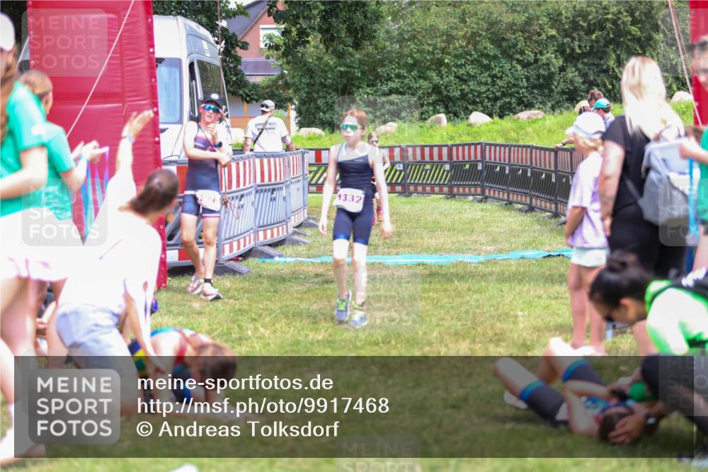 21.06.2026 - 29. Vierlanden-Triathlon Andreas Tolksdorf http://msf.ph/oto/9917468 21.06.2026 15:11:28 Ziel 1275, 1317, 1332 meine-sportfotos.de