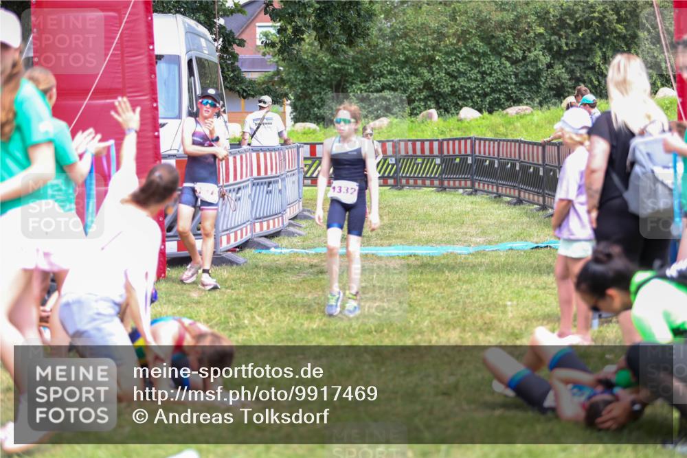 21.06.2026 - 29. Vierlanden-Triathlon Andreas Tolksdorf http://msf.ph/oto/9917469 21.06.2026 15:11:28 Ziel 1275, 1317, 1332 meine-sportfotos.de