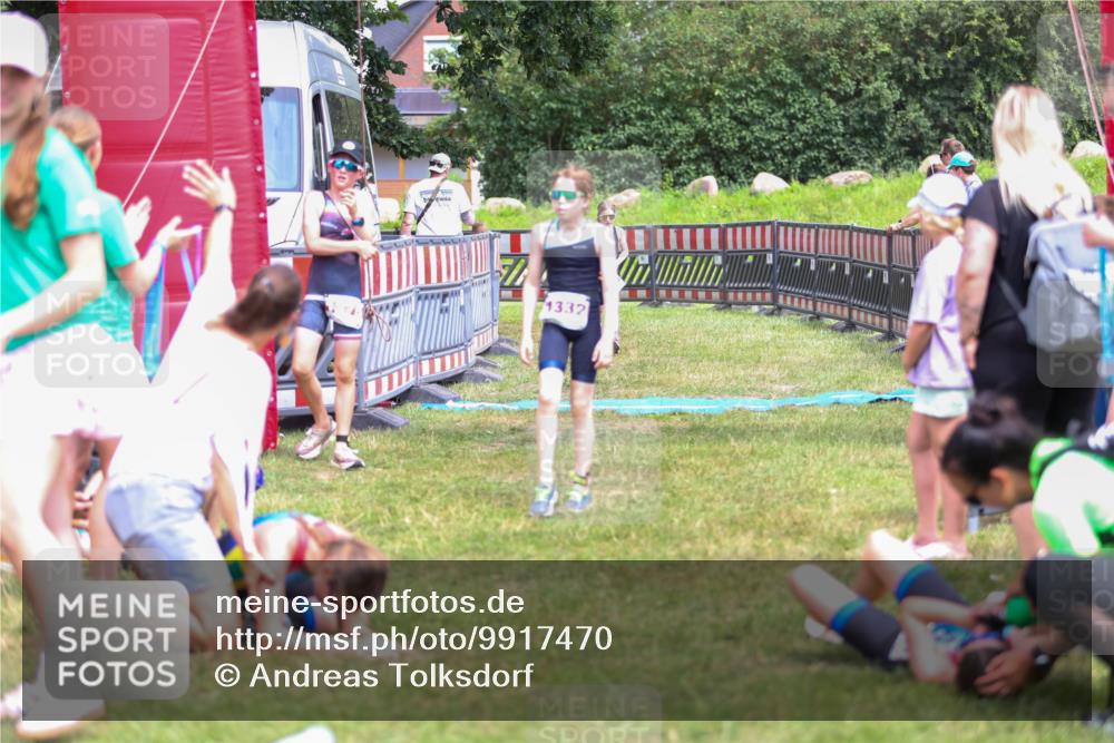 21.06.2026 - 29. Vierlanden-Triathlon Andreas Tolksdorf http://msf.ph/oto/9917470 21.06.2026 15:11:28 Ziel 1275, 1317, 1332 meine-sportfotos.de