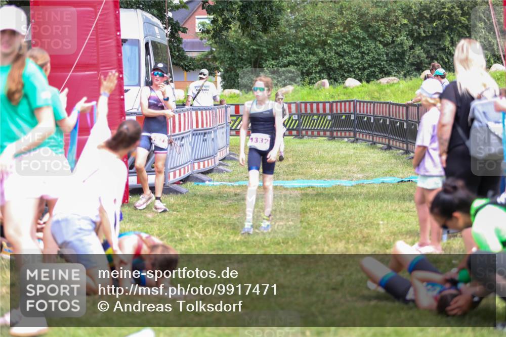 21.06.2026 - 29. Vierlanden-Triathlon Andreas Tolksdorf http://msf.ph/oto/9917471 21.06.2026 15:11:28 Ziel 1275, 1317, 1332 meine-sportfotos.de