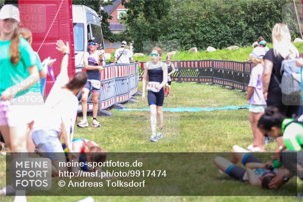 21.06.2026 - 29. Vierlanden-Triathlon Andreas Tolksdorf http://msf.ph/oto/9917474 21.06.2026 15:11:29 Ziel 1275, 1317, 1332 meine-sportfotos.de