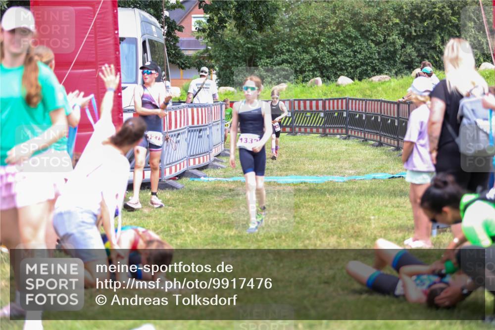21.06.2026 - 29. Vierlanden-Triathlon Andreas Tolksdorf http://msf.ph/oto/9917476 21.06.2026 15:11:29 Ziel 1275, 1317, 1332 meine-sportfotos.de