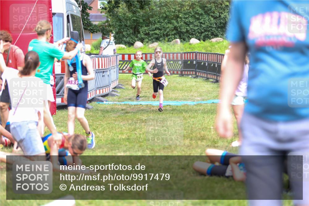 21.06.2026 - 29. Vierlanden-Triathlon Andreas Tolksdorf http://msf.ph/oto/9917479 21.06.2026 15:11:31 Ziel 1275, 1317, 1332 meine-sportfotos.de