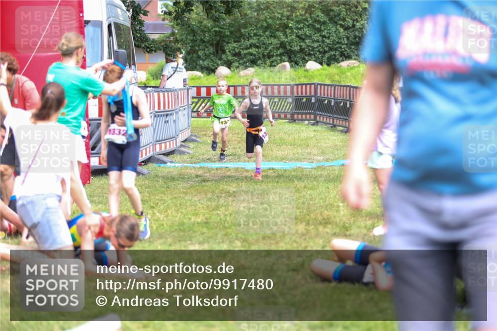 21.06.2026 - 29. Vierlanden-Triathlon Andreas Tolksdorf http://msf.ph/oto/9917480 21.06.2026 15:11:31 Ziel 1275, 1317, 1332 meine-sportfotos.de