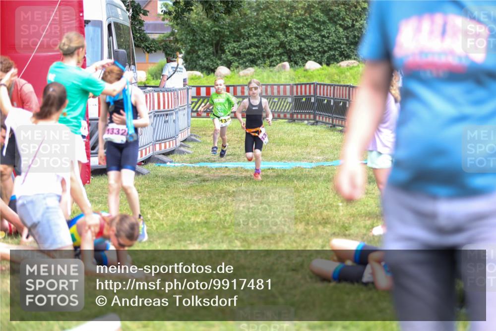 21.06.2026 - 29. Vierlanden-Triathlon Andreas Tolksdorf http://msf.ph/oto/9917481 21.06.2026 15:11:31 Ziel 1275, 1317, 1332 meine-sportfotos.de